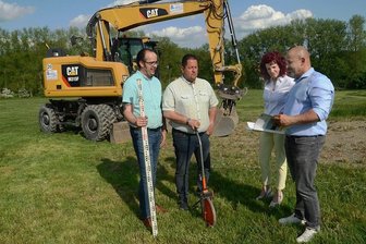 Pläne für Recyclinganlage bei Treuen endgültig beerdigt: Baudienstleister will an der A 72 wachsen - Jan Tröger (links), Investor Timo Scholz und Karsten Nötzold (rechts) erläutern Bürgermeisterin Andrea Jedzig ihr Projekt, dass sie auf dem Grundstück im Industriegebiet an der A-72-Anschlussstelle Treuen umsetzen wollen. Zwei neue Firmen sollen dort angesiedelt werden.