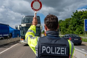 Pläne für Sächsische Grenzpolizei: Aufbau könnte zulasten der Kriminalitätsbekämpfung gehen - Ein Bundespolizist bei der Grenzkontrolle auf der Autobahn: Sachsen plant nun eine eigene Grenzpolizei.