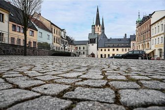 Pläne für Schulcampus, neue Sportstätten und Bahnausbau in Burgstädt werden konkreter - Der historische Markt mit Kirche und Seigerturm gehört zum neuen Stadtentwicklungsgebiet von Burgstädt. Für Investitionen sollen Fördermittel beantragt werden.