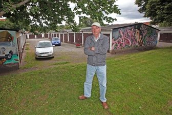 Pläne für Umgehungsstraße bremsen Garagenbesitzer aus - Graffiti schmücken die Garagen an der Julius-Seifert-Straße. Trotzdem muss Vorsitzender Günter Schipke jährlich mit dem Abriss rechnen.