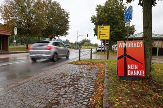 Pläne für XXL-Windrad in Remse: Wie Bürgermeister Karsten Schultz sein Schweigen erklärt - Protest-Schilder gegen das Windrad-Projekt befinden sich unter anderem an der B 175 in Remse.