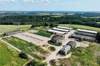 Pläne in Wechselburg: Sonnenstrom statt Abfall - Auf dem Areal der früheren Kompostieranlage Carsdorf wird ein Solarpark gebaut. Ende Juni entstand die Luftaufnahme.