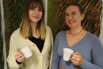 Pläne junger Gründerinnen: Zwickauer Studentinnen bringen Ruhe ins Café und die Digitalisierung ins Erzgebirge - Lilly Kuka (links) und Anna Litke haben große Pläne: Sobald sie ihren Bachelor in der Tasche haben, wollen sie ein Café eröffnen. Das Rüstzeug dazu holen sie sich jetzt.