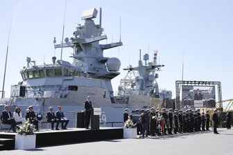 Pläne umstritten: Sollte ein Schiff von Marine oder Grenzschutz den Namen Vogtland tragen? - Ende April taufte die Marine in Hamburg die neue Korvette „Lübeck“.