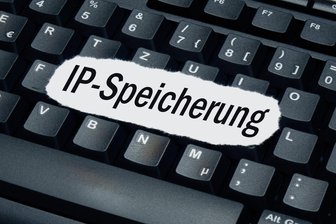 Pläne zur Datenspeicherung: Es ist kein Dammbruch - Auf einer Computertastatur befindet sich der Schriftzug IP-Speicherung. Klappt es dieses Mal mit der Reform der Datenspeicherung.
