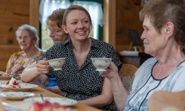Pläneschmieden mit Anne beim Kaffee - Was den Senioren auf dem Herzen liegt lässt sich für Anne Ditscherlein am besten bei Kaffee und Erdbeertorte erkunden. 