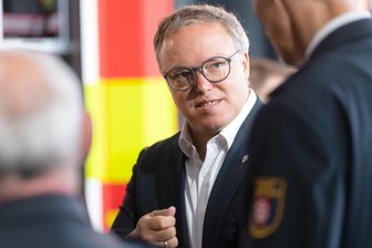 Plagiatsvorwurf gegen Thüringens Ministerpräsident Mario Voigt (CDU): Überprüfung an TU Chemnitz dauert schon ein Jahr - Thüringens Ministerpräsident Mario Voigt (CDU) weist die Vorwürfe zurück.