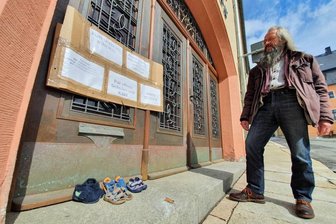Plakat am Wolkensteiner Rathaus rückt Sorgen der Kinder in den Fokus - Am Samstagvormittag machte Wolfram Liebing einen überraschenden Fund.