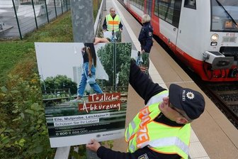Plakataktion in Meerane warnt junge Leute vor einer "tödlichen Abkürzung" - Beamte der Bundespolizei befestigten die Plakate kurz vor dem Beginn der Herbstferien. 