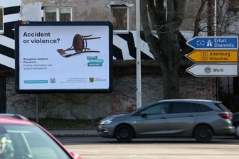 Plakate auf Englisch in Zwickau aufgetaucht: Das ist der Grund - An der Kreuzung von Tal- und Kolpingstraße ist eines der Plakate zu sehen.