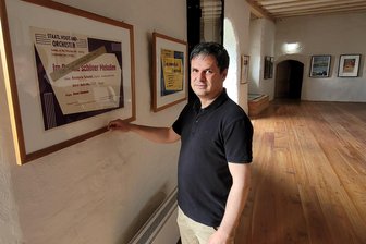 Plakate dokumentieren 50 Jahre Museum auf Burg Schönfels - Burgchef Stefan Wünsch präsentiert im Rittersaal rund zwei Dutzend Plakate.