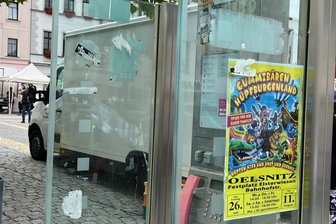 Plakatier-Flut in Oelsnitz: Was ist erlaubt und was nicht? - Alles beklebt: Auch das öffentliche Telefon auf dem Oelsnitzer Marktplatz wurde mit Werbung eines Veranstalters versehen.