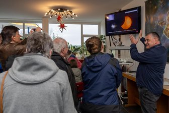 Plan B in vogtländischer Sternwarte: Livestream und Experimente statt Sonnenfinsternis - Via Livestream aus Utrecht in den Niederlanden zeigte Sternwartenleiter Olaf Graf den Besuchern die partielle Sonnenfinsternis.