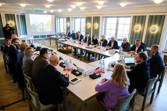 Plan für Behördenumbau in Sachsen: Was beim „Konklave“ in Schmochtitz herausgekommen ist - Zehn Wochen nach der hier abgebildeten Haushaltsklausur der CDU/SPD-Minderheitskoalition trafen sich Vertreter aller Ministerien zu einem sogenannten Konklave im Bildungsgut Schmochtitz.