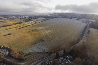 Plan für Mega-Solarpark im Erzgebirge geändert: Was der Entwurf nun vorsieht - Ein linksseitig der B 95 geplanter Solarpark zwischen Wiesa und Annaberg-Buchholz soll kleiner ausfallen. Ein Entwurf regelt die Details.