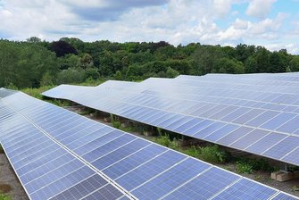 Plan für Solaranlage am Emmler bei Raschau: Bürger können Meinung kundtun - So sehen sie aus, die großen Photovoltaikanlagen, die Sonnenenergie einfangen.