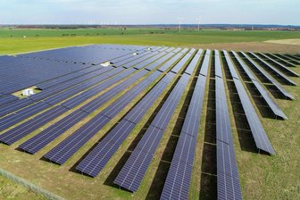 Plan für Solaranlage im Erzgebirge: Stadtrat verzichtet auf knapp 200.000 Euro - Eine Photovoltaik-Anlage wie diese in Brandenburg will die Firma Enviria Energy am Rand von Elterlein errichten. Damit hat sich zuletzt der Stadtrat befasst.