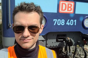 „Planbarkeit ist wichtiger als Pünktlichkeit“: Pro-Bahn-Chef über die größten Probleme auf Sachsens Schienen - Lukas Iffländer in Warnweste vor einem Messzug der Initiative „Digitale Schiene Deutschland“: Der 35-Jährige ist seit Mitte März Bundesvorsitzender des Fahrgastverbands Pro Bahn.