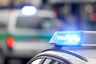 Planen von sechs Sattelaufliegern aufgeschlitzt - Die Planen von sechs Sattelaufliegern in Oelsnitz haben Unbekannte aufgeschlitzt.
