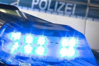 Planenschlitzer an der A 72 unterwegs - Unbekannte Täter haben in der Nacht zum Mittwoch die Plane eines Sattelanhängers an der A 72 aufgeschlitzt und Aluminiumbarren gestohlen.