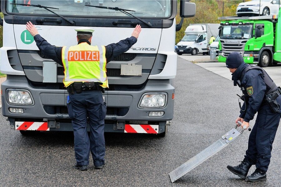 Planenschlitzer auf der A4: Dreiste Diebe erbeuten 80 Autoreifen - Tatort Parkplatz "Rossauer Wald": Hier wurde die Ladung eines Lkw gestohlen. Das Bild entstand bei einer früheren Polizeikontrolle. 
