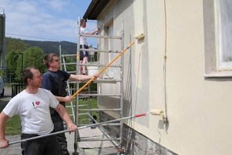 Planer bereiten Fördermittelantrag vor - Der Flachbau im Badgelände beherbergt unter anderem WC- und Umkleidebereiche. Auch hier sind Bauarbeiten erforderlich. Mit Malerarbeiten - wie hier 2018 durch die freiwilligen Helfer Kay Sieber (vorn), Raik Schwertl (Mitte) und Florian Unger - ist es dann nicht mehr getan. 