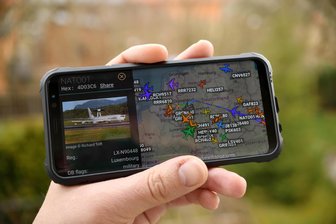 Planespotter aus Mittweida erklärt: Diese Kampfjets und Militärmaschinen fliegen über Mittelsachsen - Ralf Härtel beobachtet den Luftraum in Mittelsachsen. Neben Ferienfliegern entdeckt der Mittweidaer auch Militärmaschinen, wie eine AWACS, Aufklärungsflugzeug. Das sei aber selten.