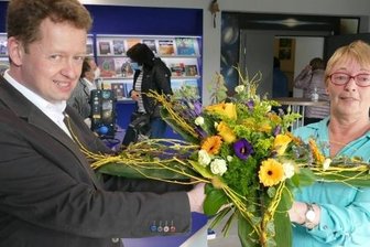 Planetarium begrüßt 350.000. Besucher - Als 350.000. Besucher seit der Einweihung des neuen Planetariums 2001 erhielt Marion Moch von Jens Kandler einen Blumenstrauß. 