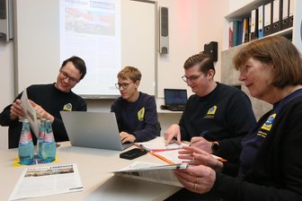 „Planitz – leider geil!“ Zwickauer Verein will Menschen in Planitz mit Stadtteilzeitung zusammenbringen - Redaktionssitzung beim Forvid-Verein. Ende Februar erscheint das nächste „Extrablatt“