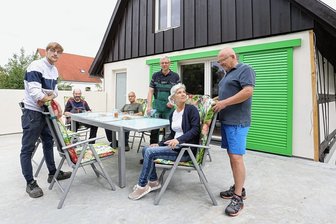 Planitzer Handwerkerhaus bekommt dank Spendengeldern eine große Terrasse - Christiana und Michael Strzelcyk (rechts) mit Fachanleiter Heiko Fritzsche sowie den Ehrenamtlern Tino Heidel, Daniel Schneider und Dominik Kemlein (von rechts) auf der neuen Terrasse. 