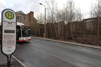 Planitzer Markt: Von verwilderten Grundstück geht keine Gefahr aus - Das Grundstück neben dem ehemaligen Schocken-Kaufhaus ist verwildert. Eine Lösung wird derzeit gesucht.