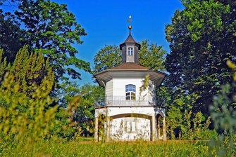 Planitzer Schlossgärtnerei: Was ist schützenswert? - Das Teehaus im Schlosspark - manch einer wünscht es sich als Teil eines gastronomsichen Angebotes, aber es bleibt ein grünes Klassenzimmer. 