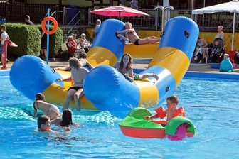 Planschen und Relaxen beim Badfest in der Pfütze Oberlungwitz - jährliches Event geplant - Riesenwasserschaukel und Tretboot waren beim Badfest im Oberlungwitzer Freibad Neue Welt der Renner. Die Stadt hatte die Spielgeräte extra fürs Fest gemietet.