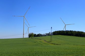 Planungsfehler bei Juwi?: Gornau stemmt sich gegen Mega-Windräder - So könnte es einmal auf dem Spitzberg aussehen.
