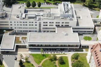Planungsmängel: Rechnungshof rügt HBK - Das Haus 6 samt vorgelagertem Flachbau (Bildmitte, links grenzt das Haus 4 an) stellt das Herzstück des Heinrich-Braun-Klinikums dar und ist seit 2018 in Betrieb. Das HBK wehrt sich gegen die Darstellung, bei der Planung sei es zu zahlreichen Unzulänglichkeiten gekommen.