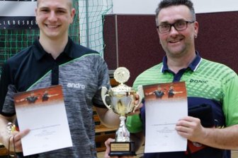 Plastikbälle fliegen bis tief in die Nacht - Benni Marschner (l.) und Ronny Ledinko dürfen den Adorfer Wanderpokal vorübergehend mit nach Großolbersdorf nehmen. 