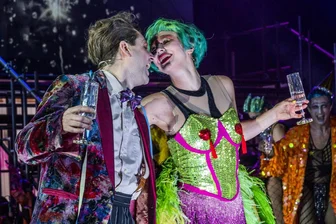 Plastikbrüste und Gummipos: Leipzig macht aus "Cabaret" oberflächliches Spektakel - Grelle Show ohne doppelten Boden: "Cabaret" in Leipzig