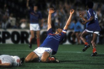 „Platinissimo“ – Frankreichs Dirigent mit italienischen Wurzeln: Michel Platini wird 70 - Michel Platini, hier bejubelt er den EM-Finaleinzug im Jahr 1984, wird an diesem Samstag 70 Jahre alt.