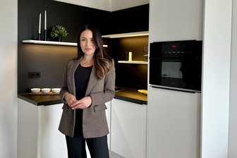 Plattenbau in Kirchberg wird komplett mit Balkonkraftwerken bestückt – zusätzlich zur Solaranlage auf dem Dach - Bringt mehr Komfort in den Plattenbau: Christin Leisering von der HG-Gruppe in einer der Musterwohnungen im Neubaublock an der Dr.-Ziesche-Straße in Kirchberg.