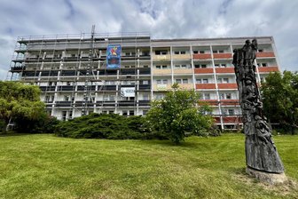 Plattenbau in Kirchberg wird komplett mit Balkonkraftwerken bestückt - Zur Hälfte ist die Fassade bereits saniert, demnächst erhalten alle Wohnungen an der Dr.-Ziesche-Straße 2 in Kirchberg noch Balkonkraftwerke.