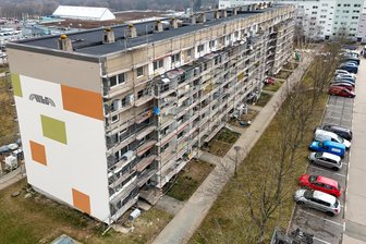 Plattenbau-Sanierung in Plauen: Warum die Wohnungen ganz oben wegfallen - Wohnblock an der Dr.-Friedrich-Wolf-Straße im Plauener Stadtteil Chrieschwitz: Die Balkone im sechsten Obergeschoss sind schon weg.