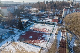 Plattenbaugebiet im Erzgebirge im Wandel: Millioneninvestition kann beginnen - Annaberg-Buchholz plant, den Bolzplatz am Jugendhaus „Alter Schafstall“ zu sanieren.