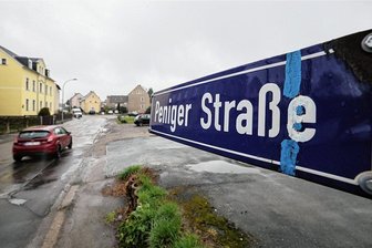Plattenweg öffentlich: Anwohner verärgert, Fußgänger erfreut - Ein Plattenweg vom Reitstall an der Peniger Straße zur Chemnitzer Straße soll öffentlich gewidmet werden. Das lehnen Grundstücksbesitzer ab, Fußgänger befürworten dies indes. Foto: Toni Söll/Archiv