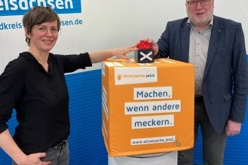 Plattform für Ehrenamt nimmt ihren Betrieb auf - Koordinatorin Anne-Kathrin Gericke und Landrat Matthias Damm beim Start der Plattform. 