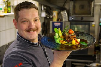 Plattgedrückte Lammkeule: Glauchauer Spitzenkoch verrät seine Tricks für das Ostermenü - Das ist Benny Treibers Interpretation einer geschmorten Lammkeule.