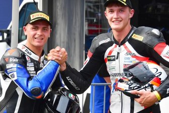 Platz 2 fühlt sich nach Sieg an - Die Hohenstein-Ernstthaler Max Enderlein (links) und Paul Fröde konnten sich am Wochenende bei den Läufen der Internationalen Deutschen Motorradmeisterschaft in Schleiz zu ihren Leistungen beglückwünschen.