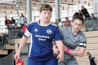 Platz 2 kein Grund für Trübsal - Zweikampf der Kapitänsfrauen: Im ersten Spiel der Futsal-Landesmeisterschaft setzte sich der DFC Westsachsen Zwickau um Daniela Mittag (links) gegen die SpVgg Ludwigsdorf/Gebelzig mit Lucie Weise 2:1 durch. Daniela Mittag wurde zur besten Spielerin der Titelkämpfe gekürt.