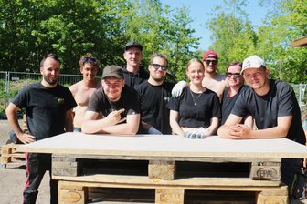 Platz der Jugend in Flöha: Wie aus der Brachfläche ein Treffpunkt wird - Stadtrat Alexander Peuckert (links) packte beim Arbeitseinsatz der Jugendlichen mit an.