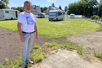 Platz für 28 Camper: Neuer Wohnmobil-Stellplatz in Chemnitz geht in Betrieb - Denis Sommerfeld betreibt mit seiner Frau den neuen Wohnmobil-Stellplatz an der Limbacher Straße/Am Stadtgut.
