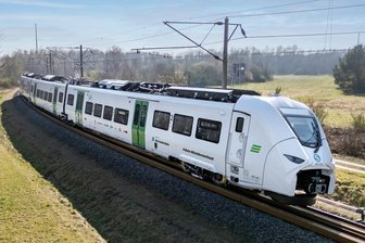 Platz für Koffer und kostenloses Surfen: Mit diesen Zügen fahren Vogtländer bald ohne Umsteigen zum Leipziger Flughafen - Die neuen Züge tragen schon die Aufschrift der Länderbahn.